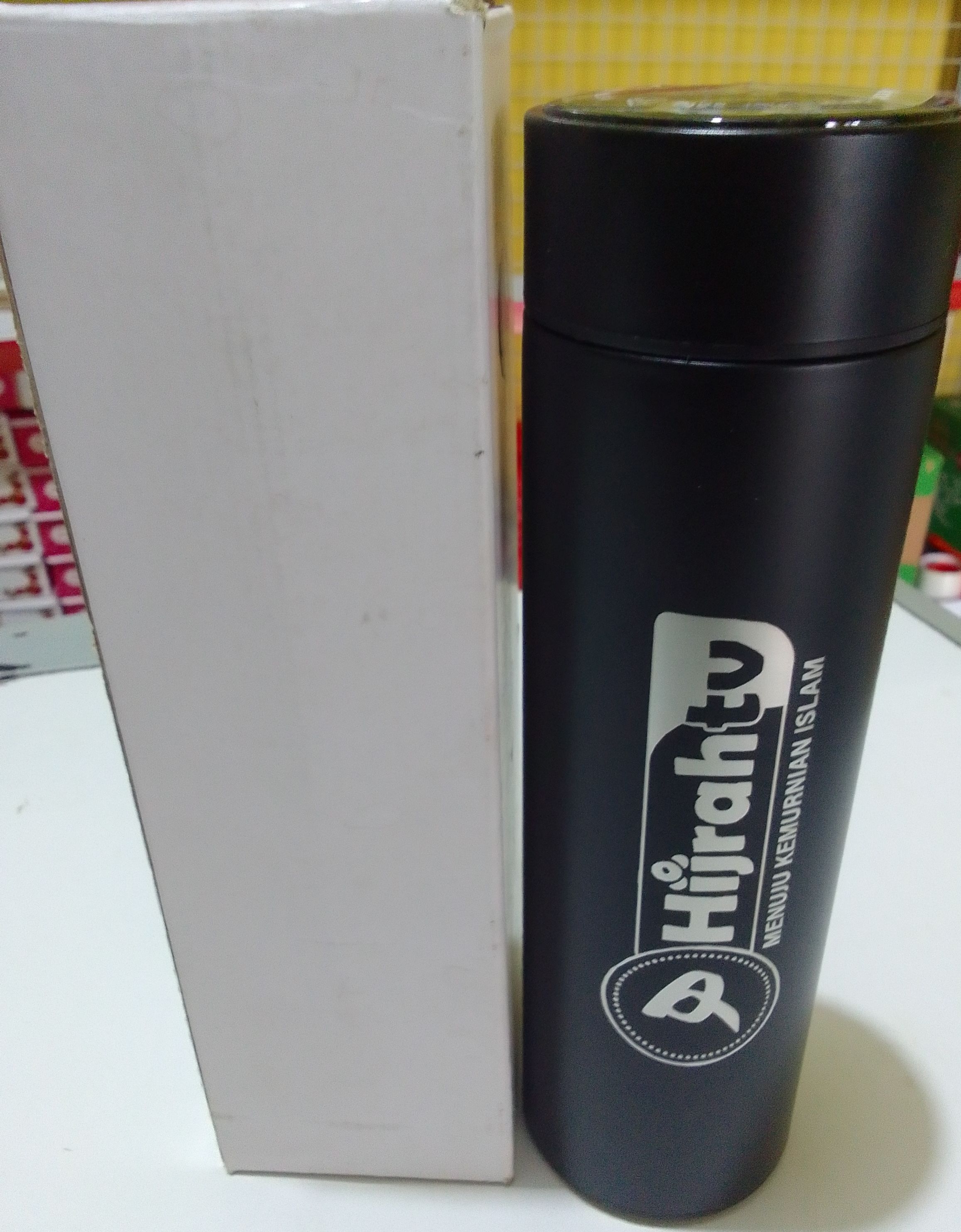 Tumbler dengan pengukur suhu 