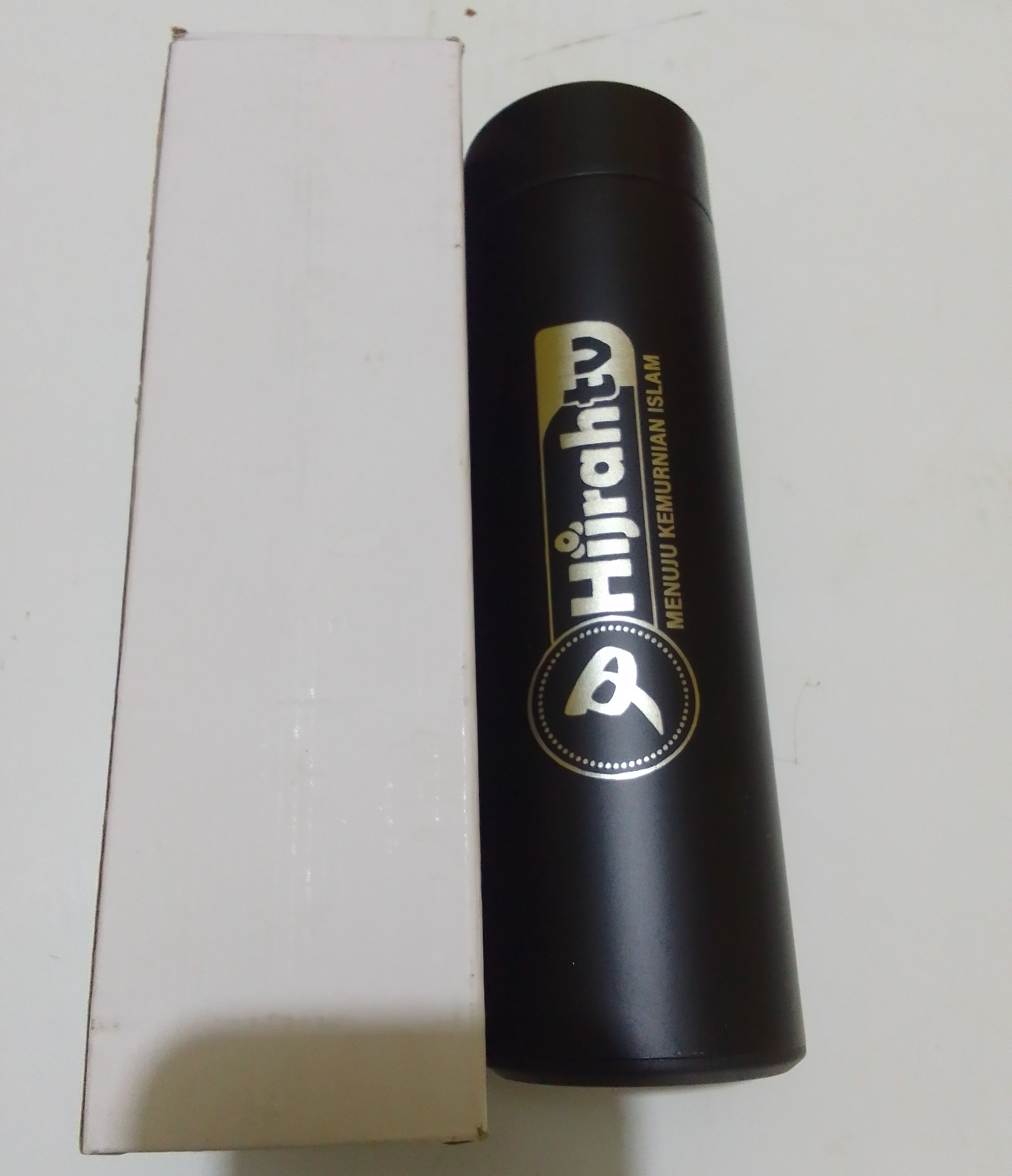 Tumbler dengan pengukur suhu 